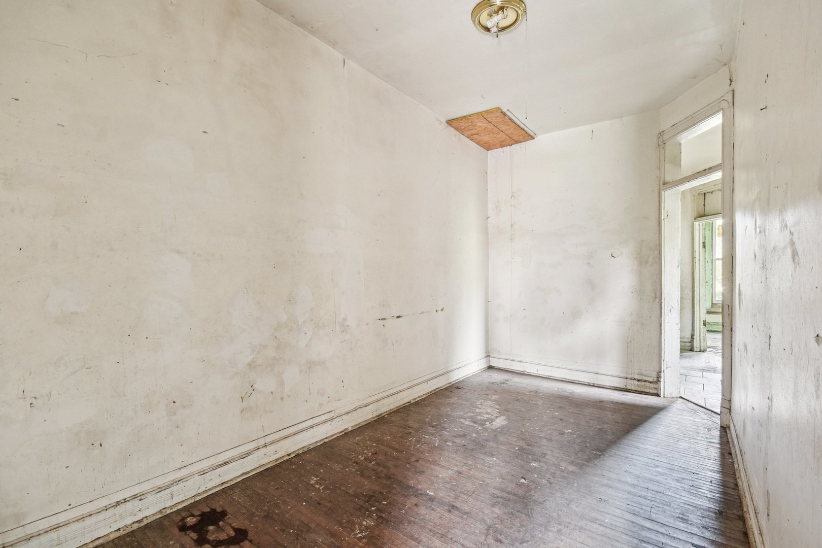 420 West 65th Place Chicago, IL 60621 - Photo 34 of 45 an empty room with a bench