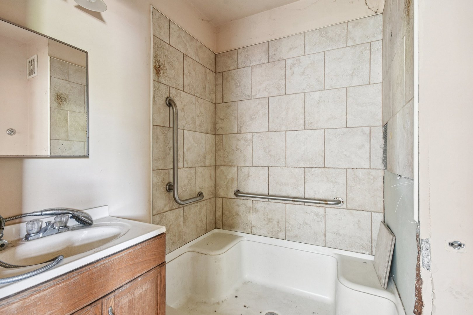 420 West 65th Place Chicago, IL 60621 - Photo 39 of 45 a bathroom with a sink and a bathtub