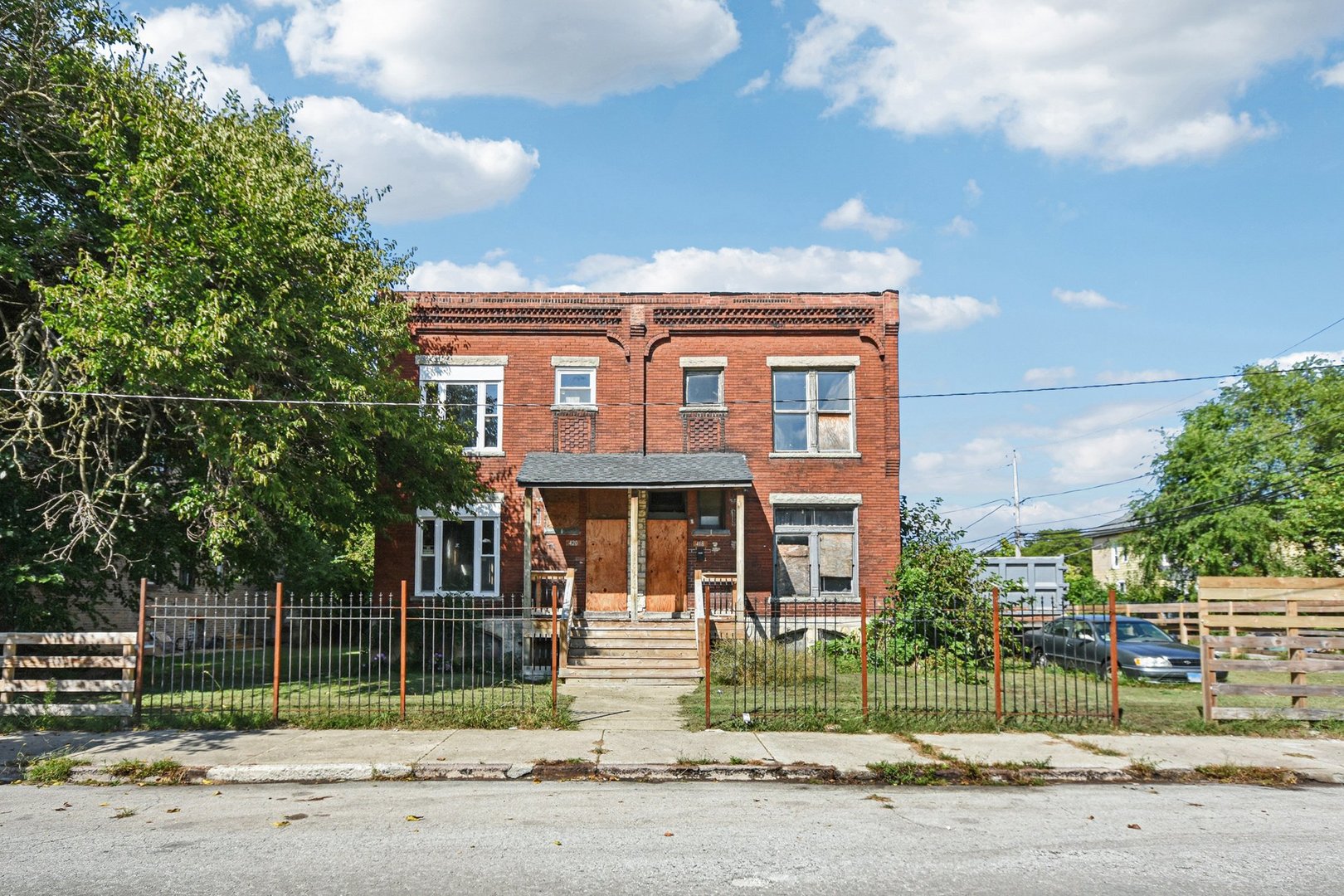 420 West 65th Place Chicago, IL 60621 - Photo 4 of 45 a front view of a house with a garden