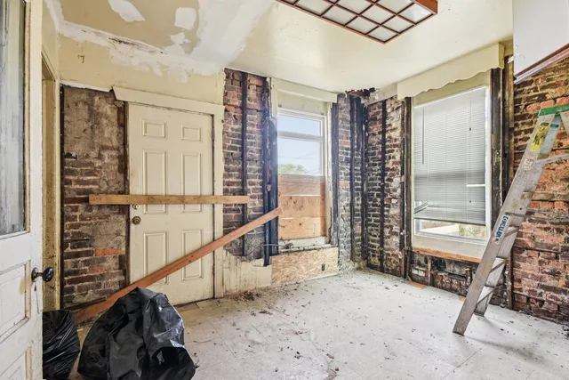 $199,999 | 420 West 65th Place, Chicago, IL 60621