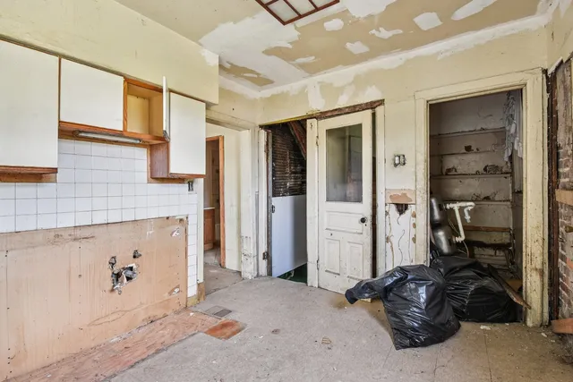 $199,999 | 420 West 65th Place, Chicago, IL 60621