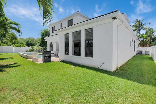 a view of a house with backyard