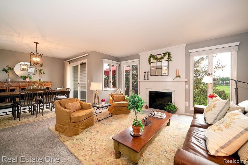 940 Golfview Court Rochester, MI 48307 - Photo 9 of 39 007 - Living Room.jpg