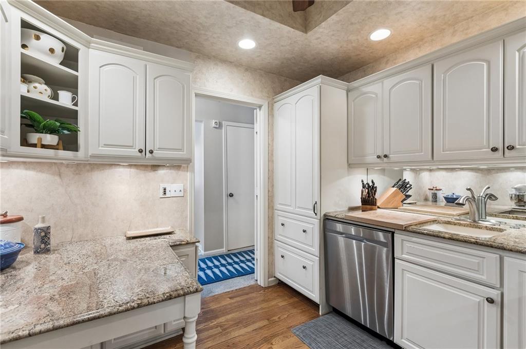 8741 Riggs Circle Overland Park, KS 66212 - Photo 11 of 39