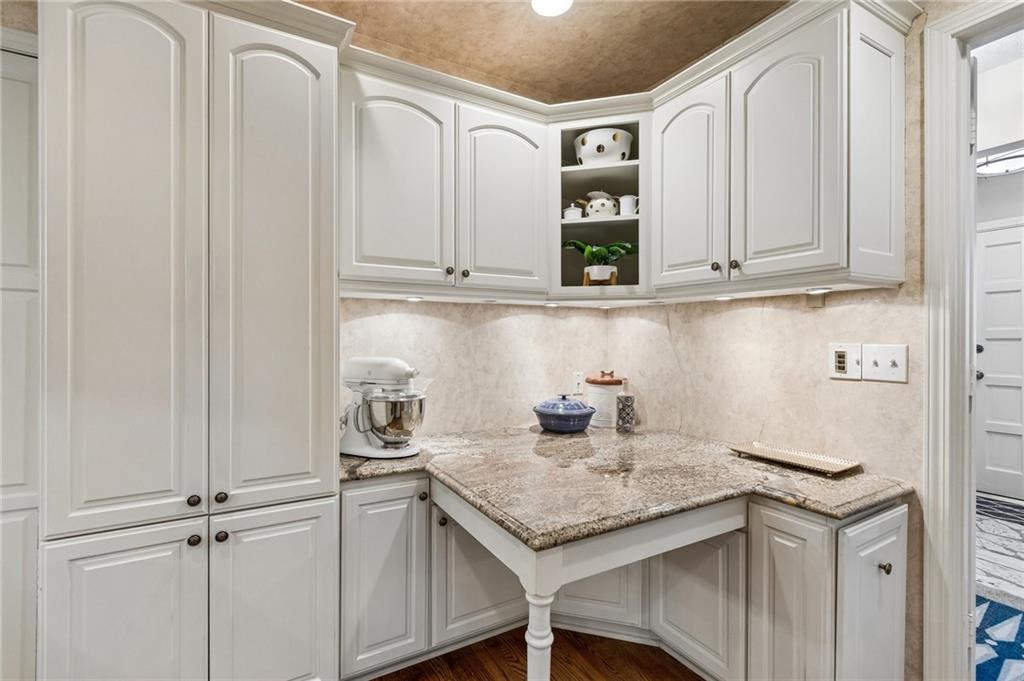 8741 Riggs Circle Overland Park, KS 66212 - Photo 10 of 39