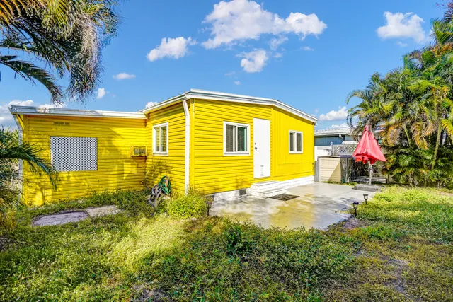 a view of a house with a backyard