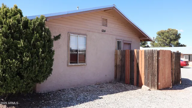 a view of entryway with backyard