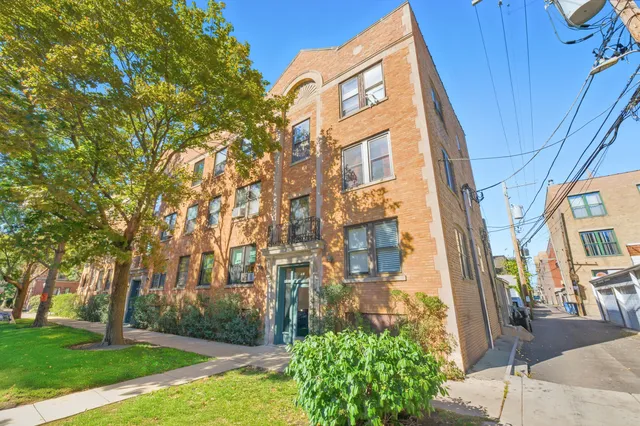 $238,000 | 1014 West Barry Avenue, Unit 1, Chicago, IL 60657