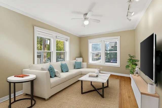 $230,000 | 1014 West Barry Avenue, Unit 1, Chicago, IL 60657