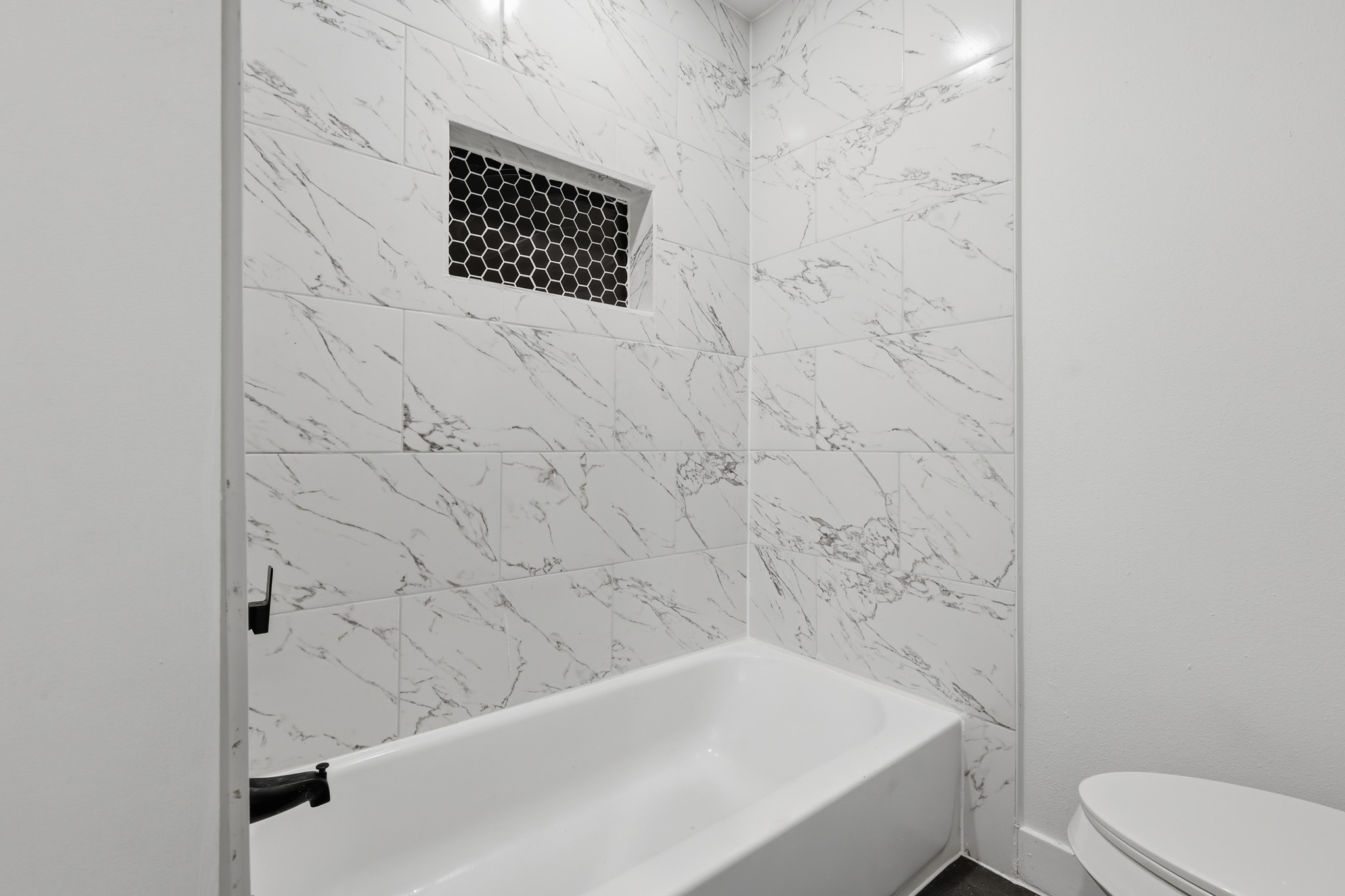 2716 Windsor Lane Pasadena, TX 77506 - Photo 11 of 22 a bathroom with a bathtub and toilet