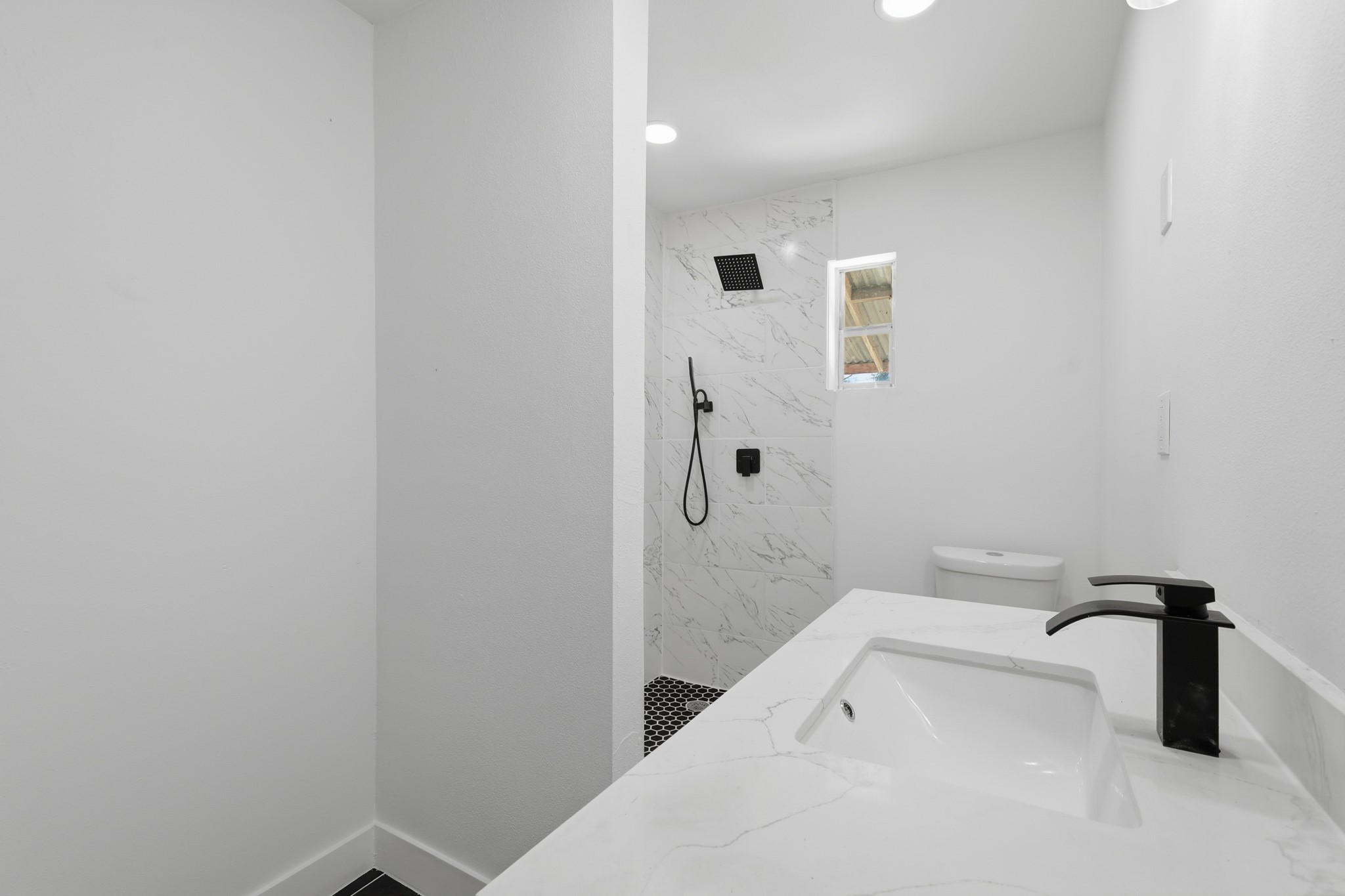 2716 Windsor Lane Pasadena, TX 77506 - Photo 16 of 22 a bathroom with a shower