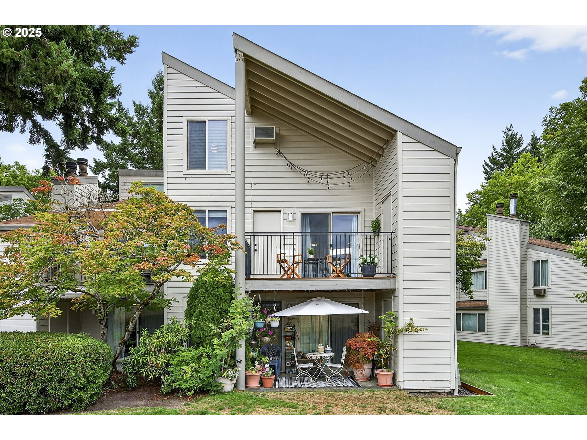 10295 Southwest Trapper Terrace, Unit BLD#7 Beaverton, OR 97008 - Photo 1 of 46 Gallery Image 1