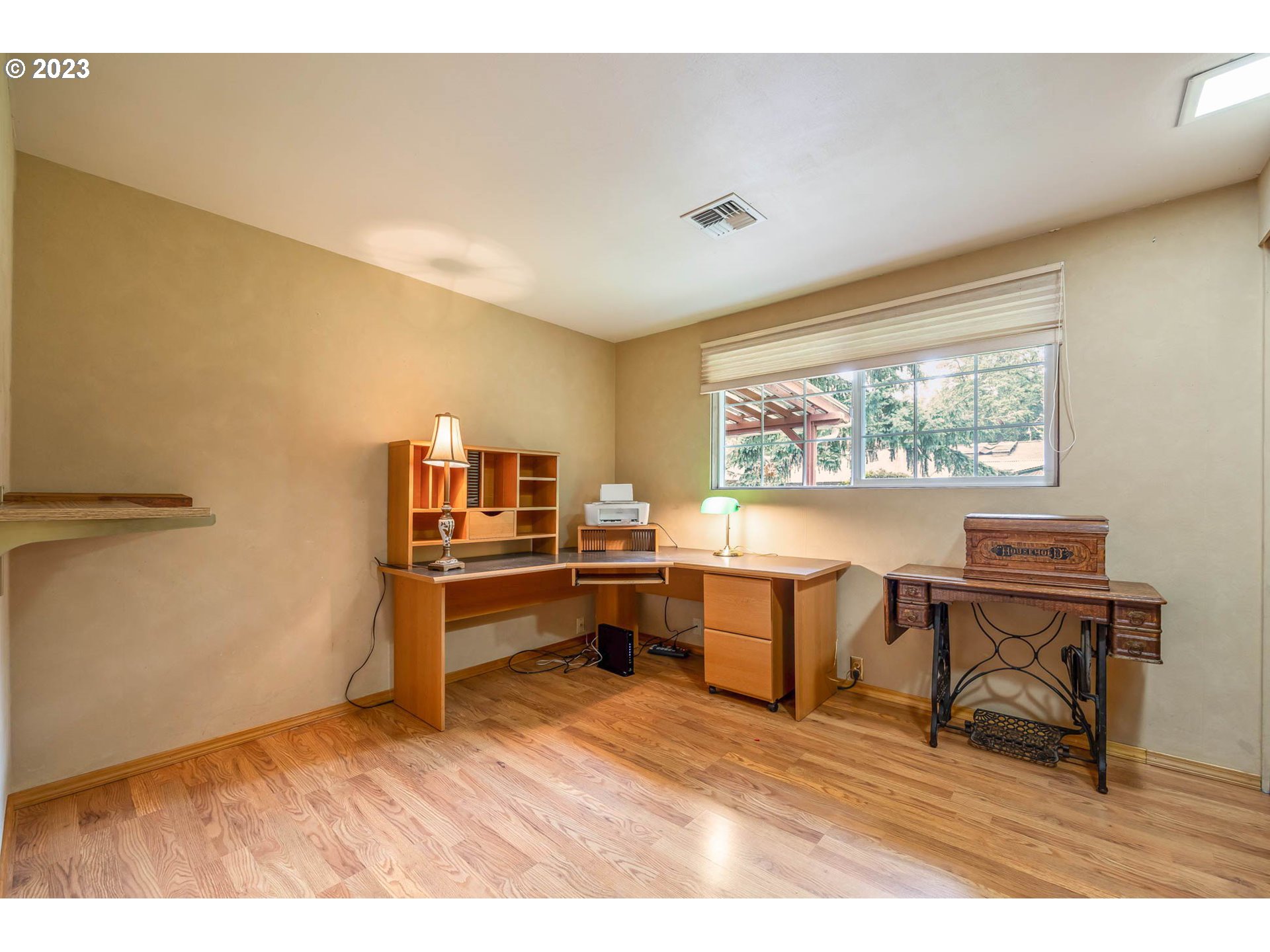 2565 Windsor Circle East Eugene, OR 97405 - Photo 17 of 38 a room with furniture and a window