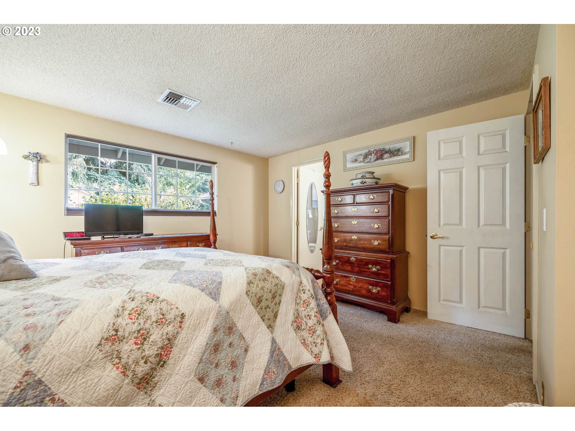 2565 Windsor Circle East Eugene, OR 97405 - Photo 24 of 38 a bedroom with a bed and a dresser