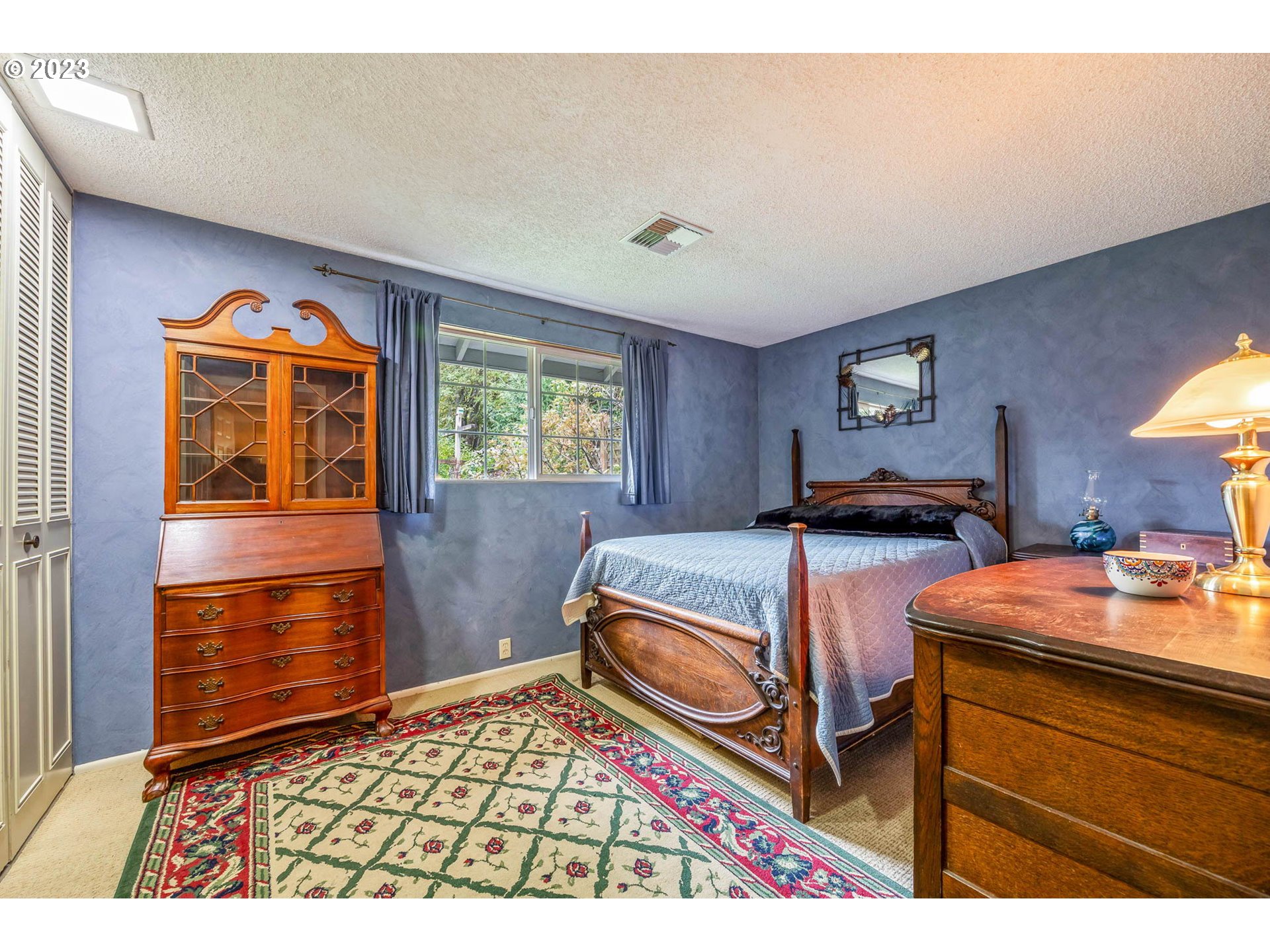 2565 Windsor Circle East Eugene, OR 97405 - Photo 25 of 38 a bedroom with a bed and a dresser