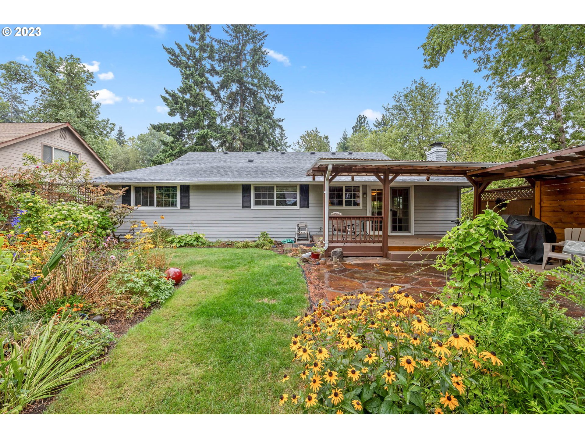2565 Windsor Circle East Eugene, OR 97405 - Photo 28 of 38 a front view of a house with garden