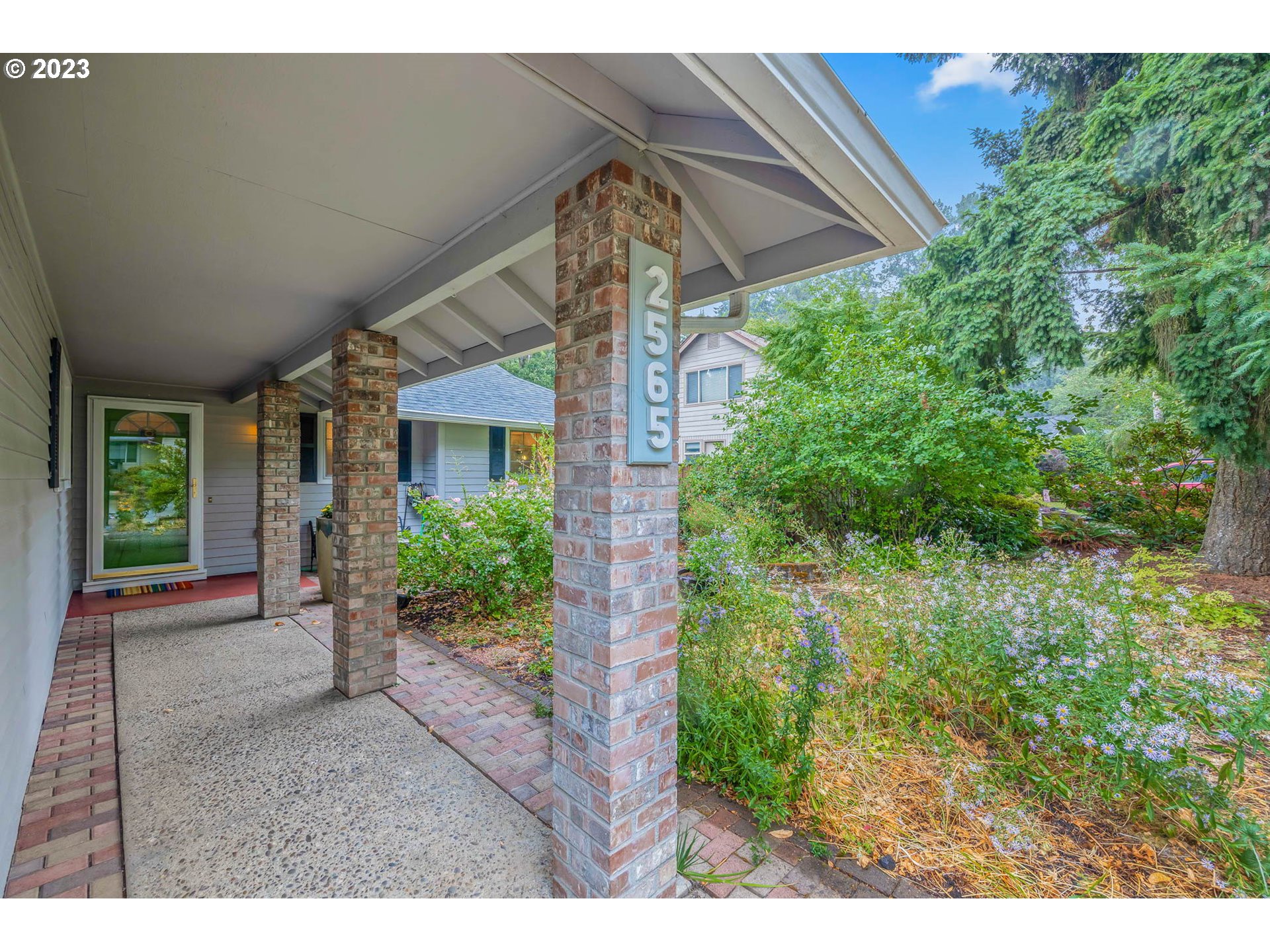 2565 Windsor Circle East Eugene, OR 97405 - Photo 4 of 38 a backyard of a house with a garden and plants