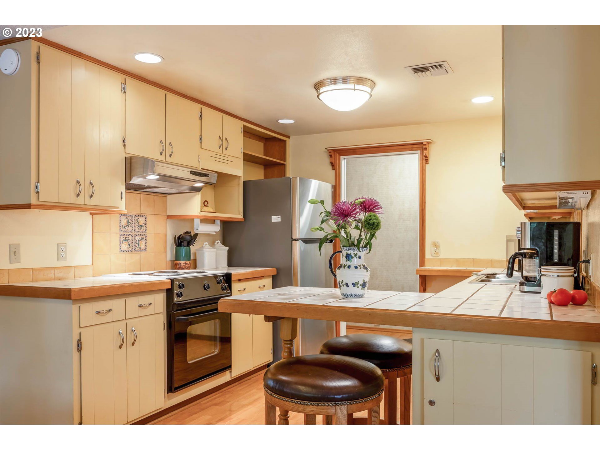 2565 Windsor Circle East Eugene, OR 97405 - Photo 5 of 38 a kitchen with stainless steel appliances a sink stove and cabinets