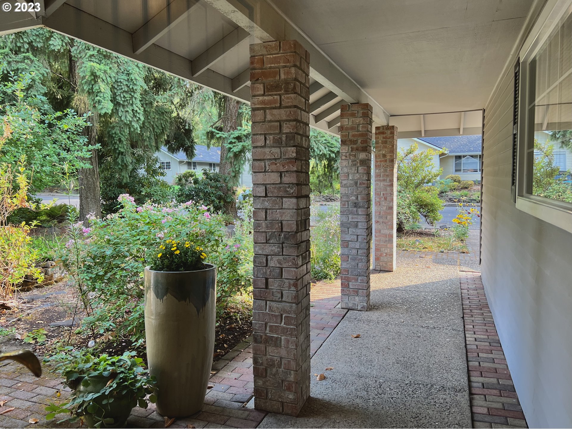 2565 Windsor Circle East Eugene, OR 97405 - Photo 6 of 38