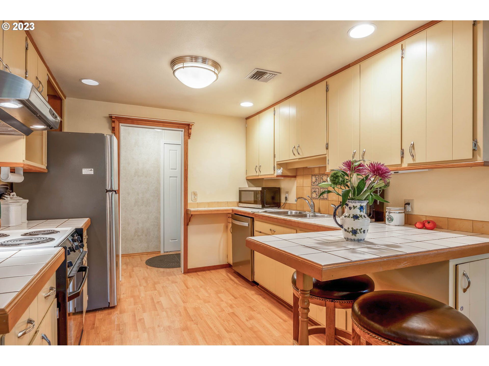 2565 Windsor Circle East Eugene, OR 97405 - Photo 7 of 38 a kitchen with stainless steel appliances granite countertop a stove refrigerator and cabinets