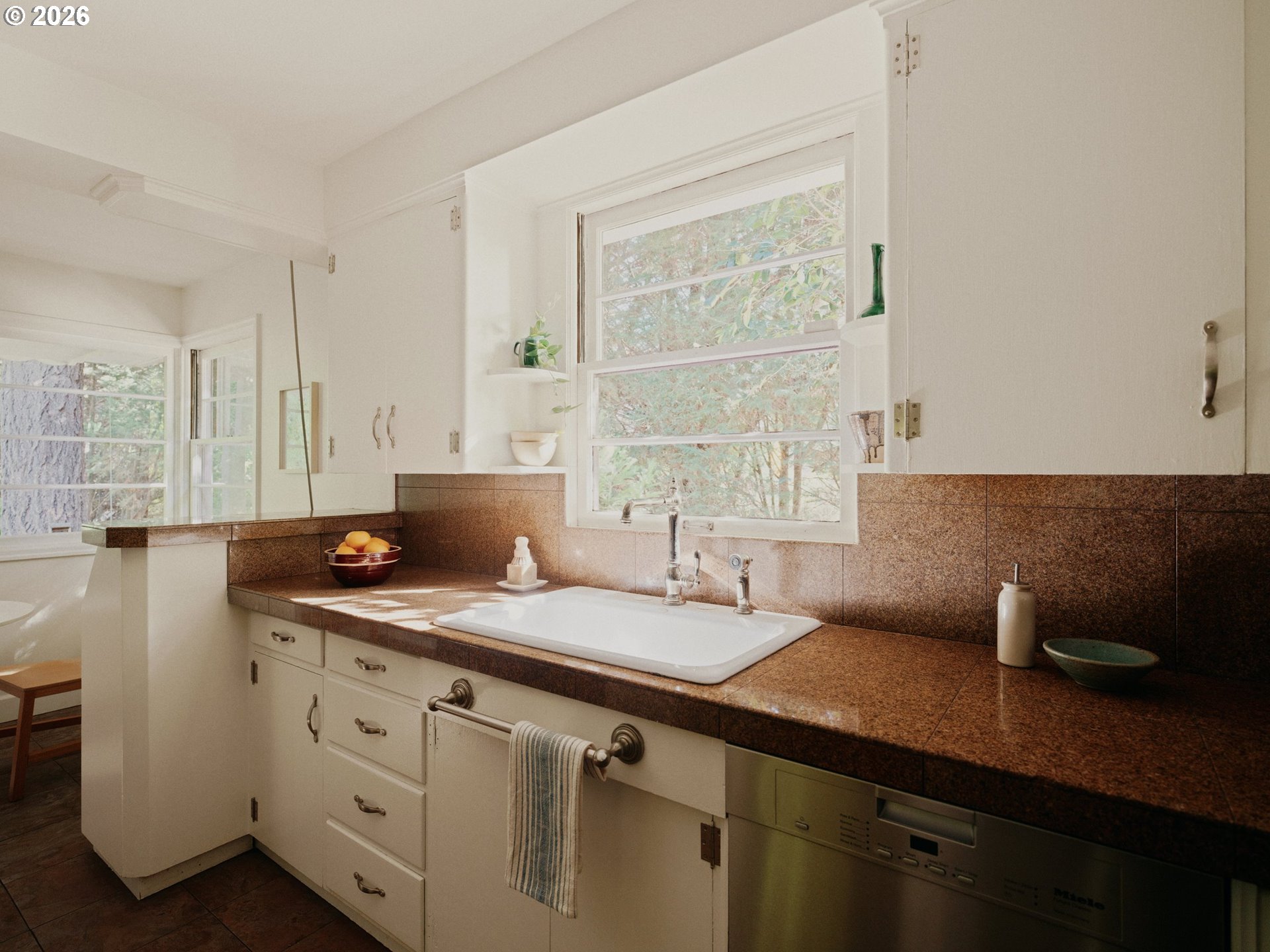 601 Southwest Chestnut Street Portland, OR 97219 - Photo 17 of 31 Kitchen/Nook