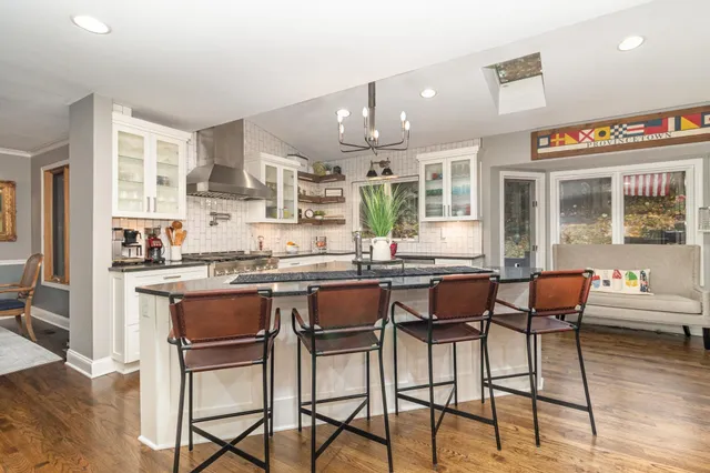 $899,000 | 14011 Minnehaha Place, Minnetonka, MN 55391