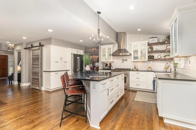 $899,000 | 14011 Minnehaha Place, Minnetonka, MN 55391