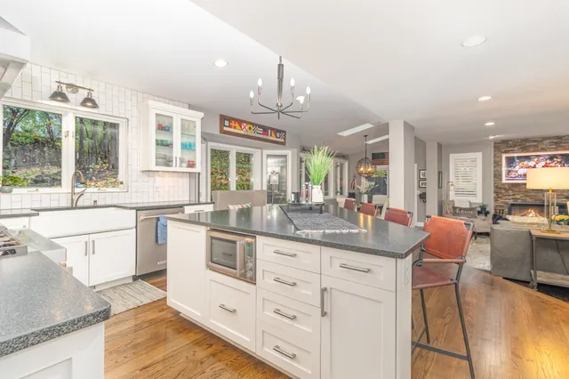 $899,000 | 14011 Minnehaha Place, Minnetonka, MN 55391