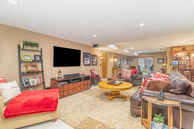 $899,000 | 14011 Minnehaha Place, Minnetonka, MN 55391