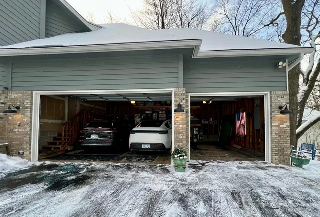 $899,000 | 14011 Minnehaha Place, Minnetonka, MN 55391