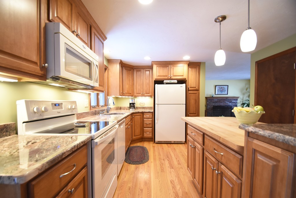 20 Merrill Road Sutton, MA 01590 - Photo 3 of 23