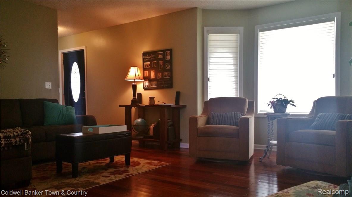 10770 Chase Lake Road Fowlerville, MI 48836 - Photo 30 of 43 LivingRoom7.jpg