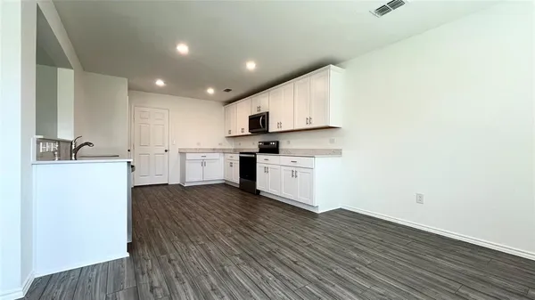 $2,099 | 812 Poppy Cove Lane, Princeton, TX 75407