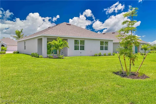 a view of a house with backyard