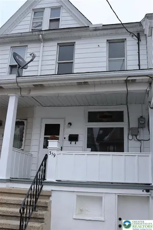 a view of entryway and kitchen
