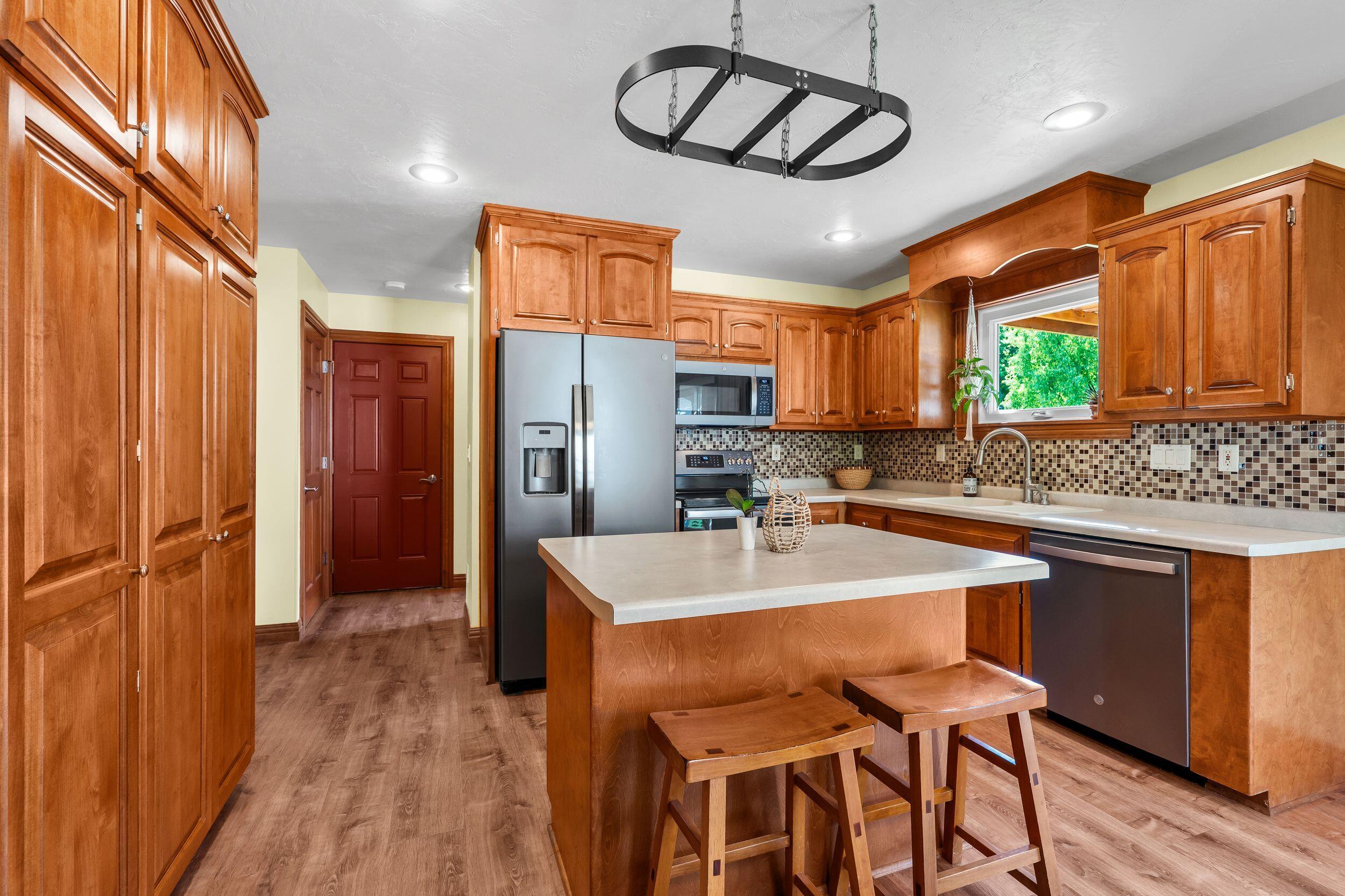 4501 North Stonebridge Court Appleton, WI 54913 - Photo 7 of 47 Kitchen with Island