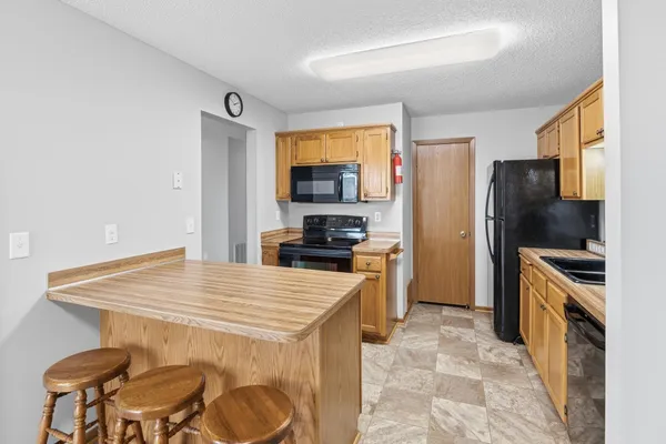 $200,000 | 6242 Magda Drive, Unit B, Maple Grove, MN 55369