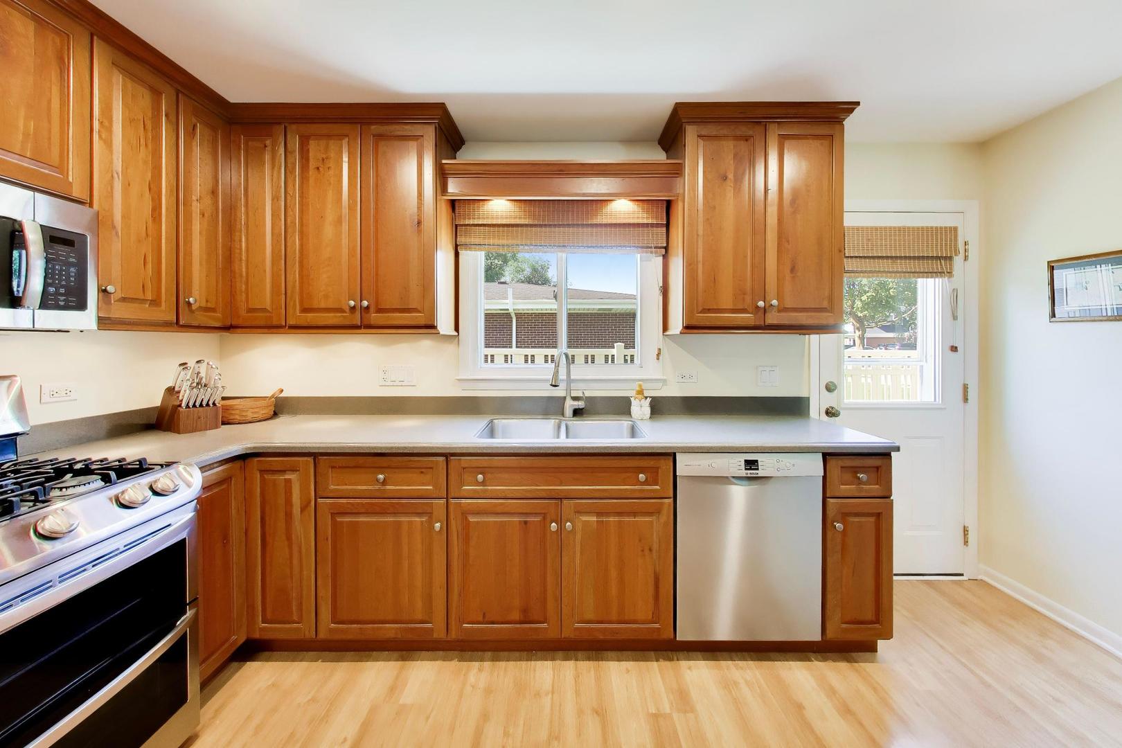 2505 East Mayfair Road Arlington Heights, IL 60004 - Photo 8 of 33
