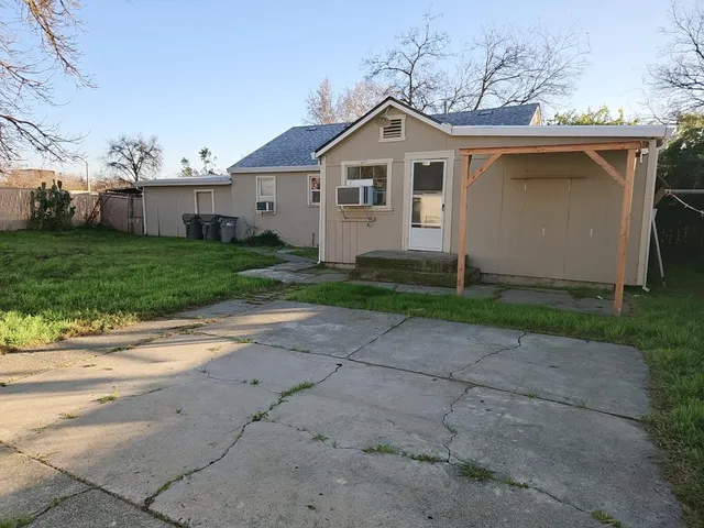 $2,600 | 712 West Gibson Road, Woodland, CA 95695