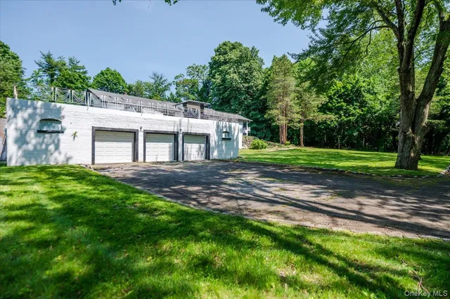 a view of a house with backyard and trees