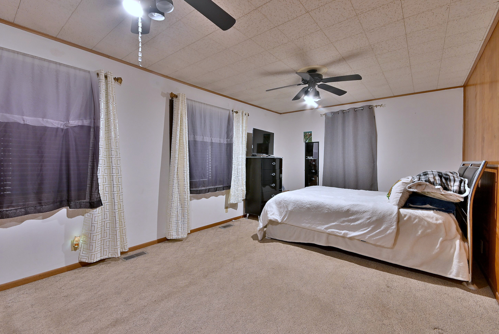 10N836 Maple Street Elgin, IL 60123 - Photo 14 of 38 Gallery Image 14