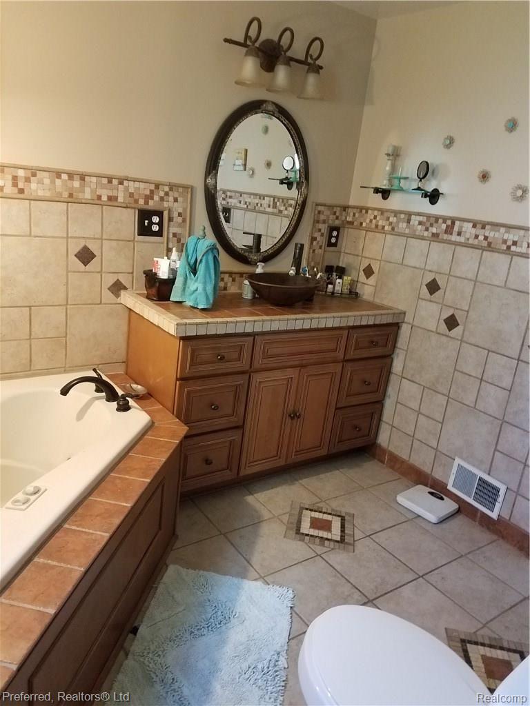 24489 Waltz Road New Boston, MI 48164 - Photo 31 of 49 mbath.jpg