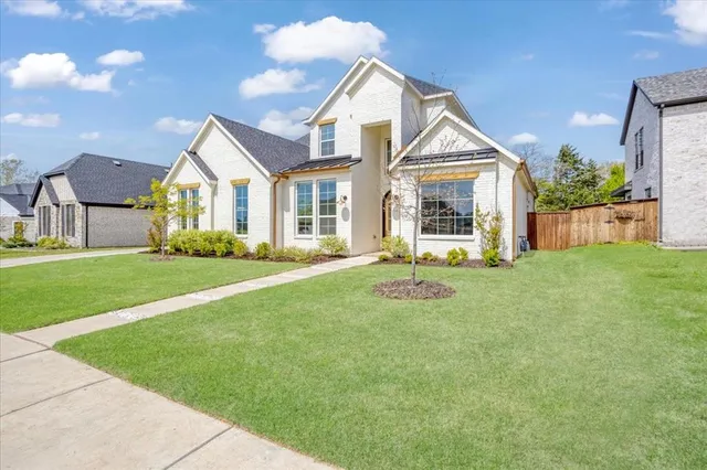 a view of house with a yard