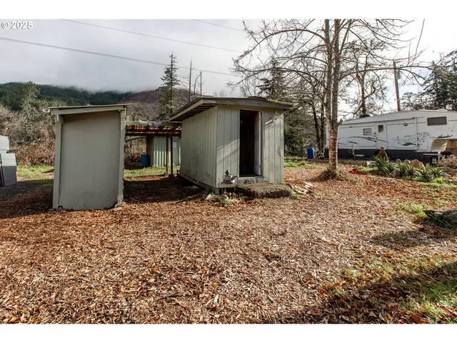 a view of backyard of the house