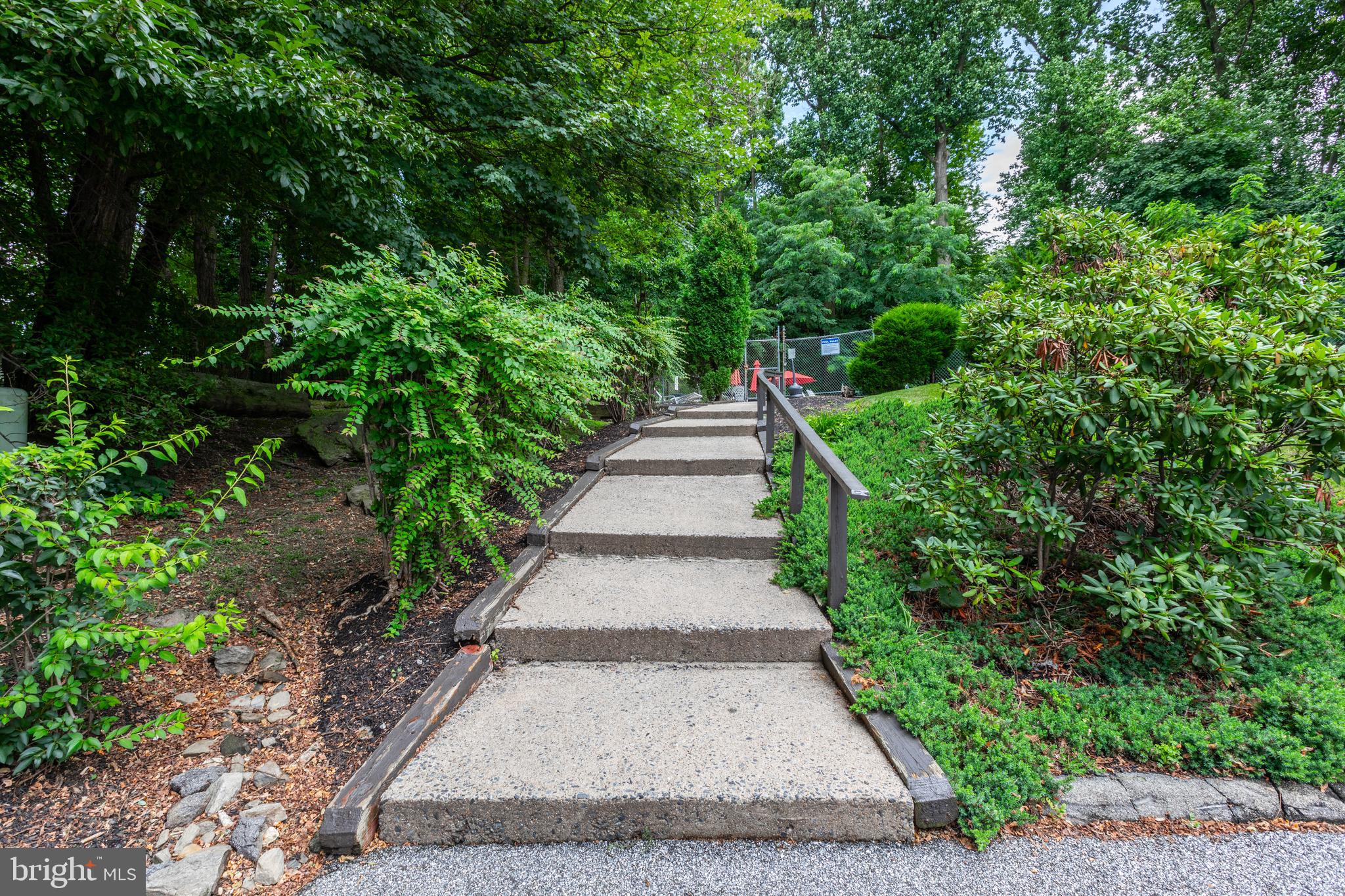 400 Glendale Road, Unit G22 Havertown, PA 19083 - Photo 23 of 27 Pool