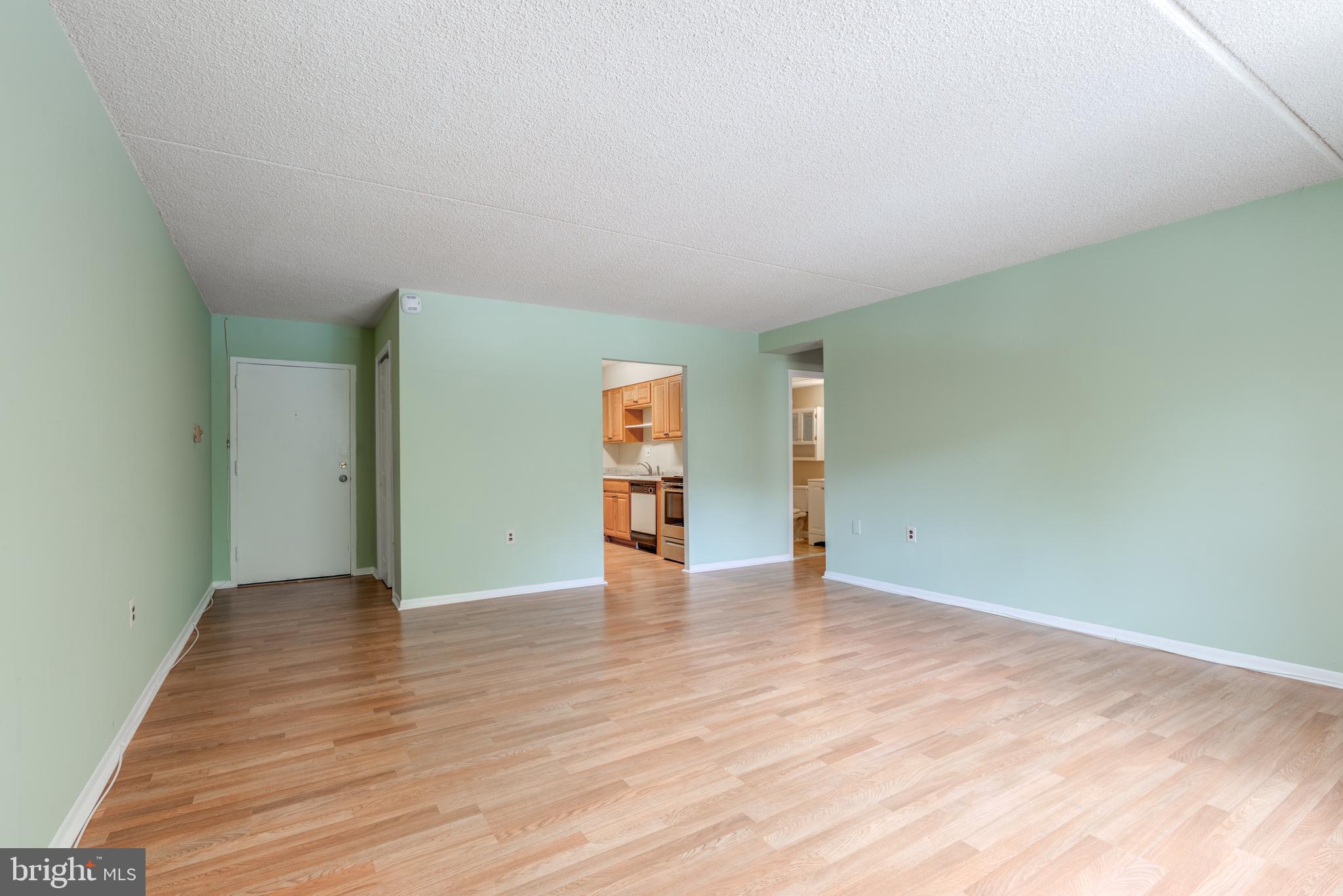 400 Glendale Road, Unit G22 Havertown, PA 19083 - Photo 8 of 27 Living Room