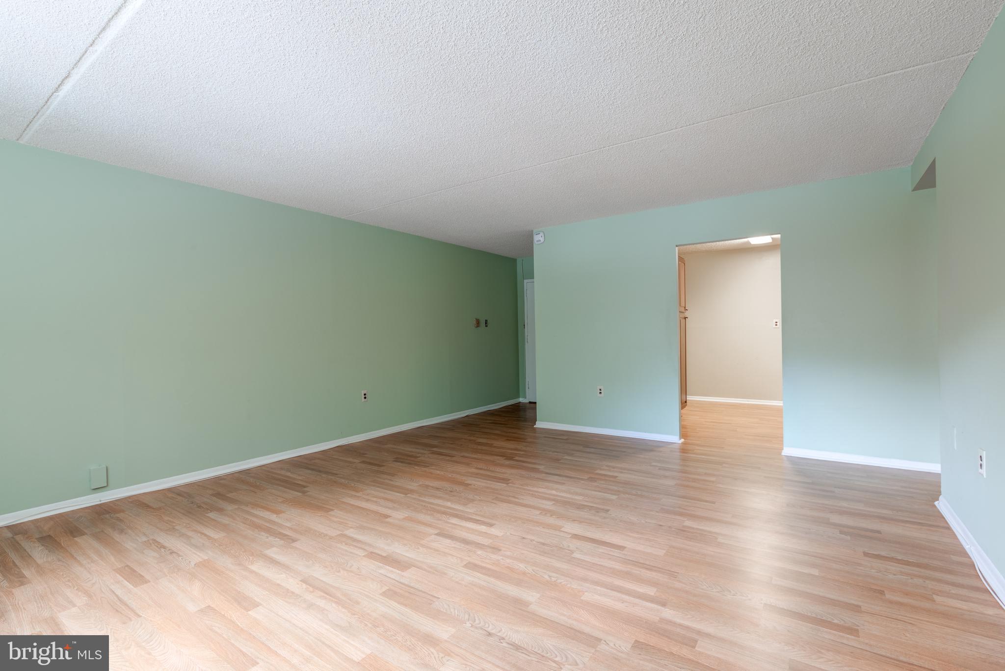 400 Glendale Road, Unit G22 Havertown, PA 19083 - Photo 9 of 27 Living Room
