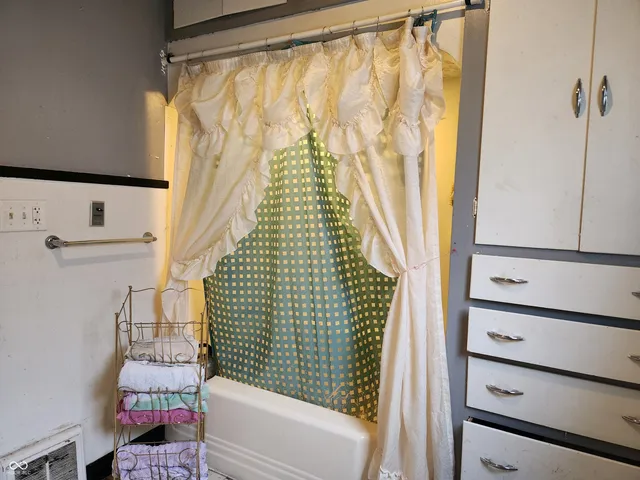 $77,500 | 827 South 8th Street, Terre Haute, IN 47807