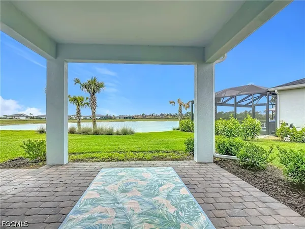 a view of a back yard