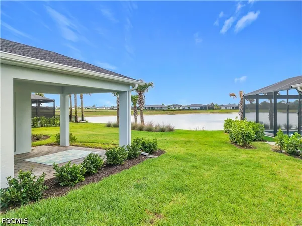 a view of a back yard
